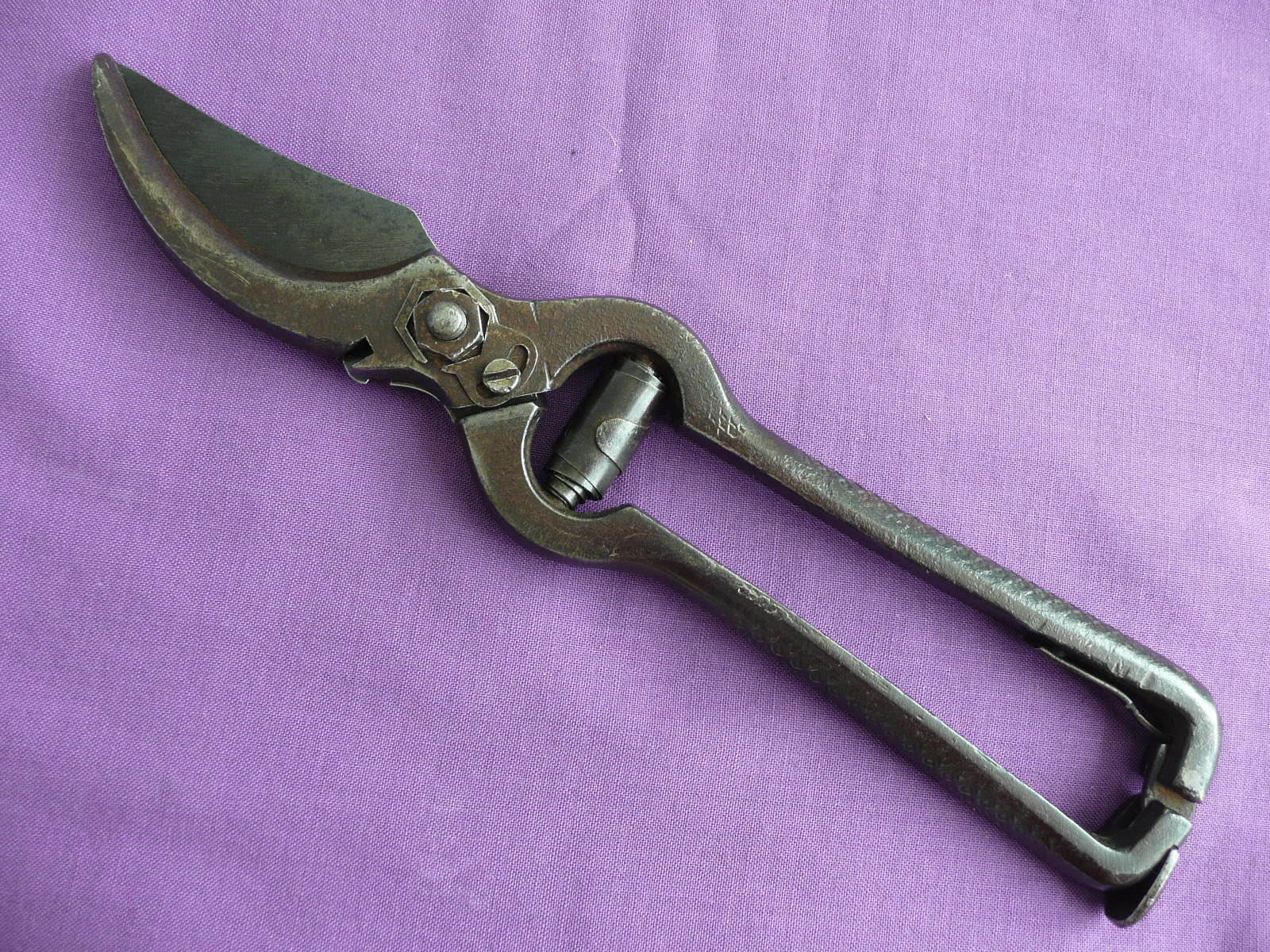 VINTAGE PAIR OF SECATEURS.