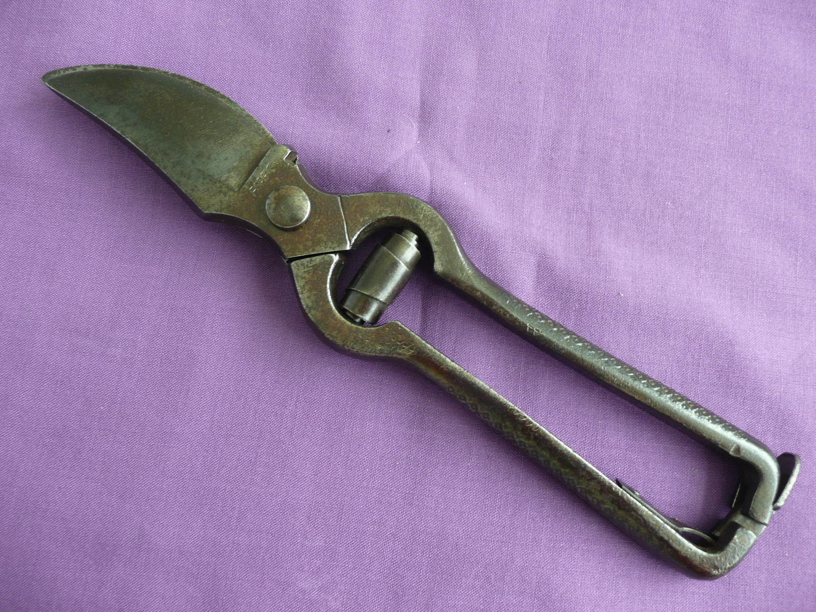 VINTAGE PAIR OF SECATEURS.