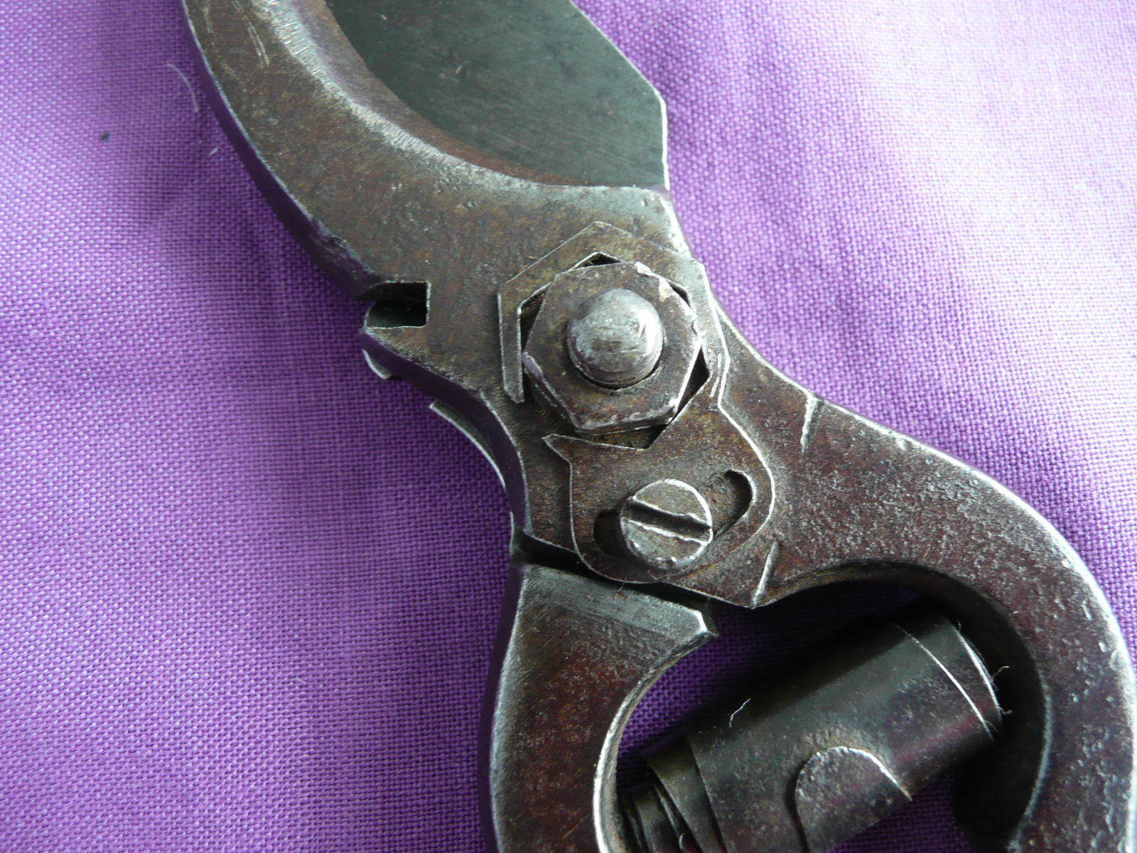 VINTAGE PAIR OF SECATEURS.