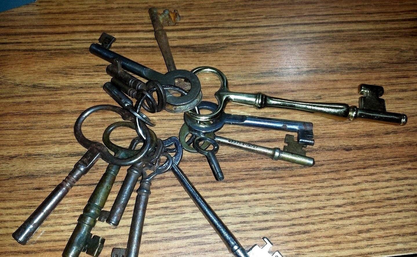 LOT OF  ANTIQUE AND VINTAGE KEYS