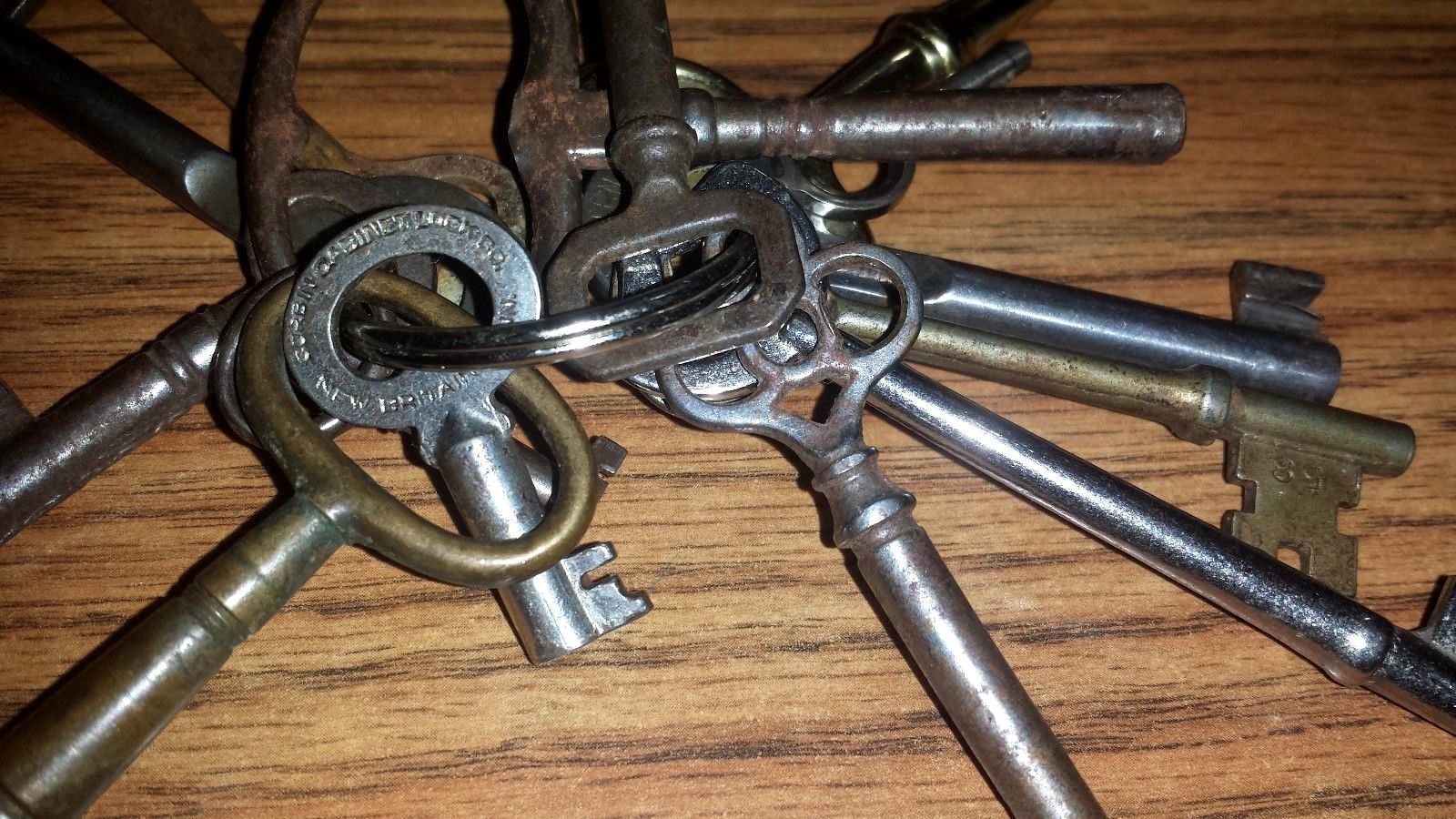 LOT OF  ANTIQUE AND VINTAGE KEYS