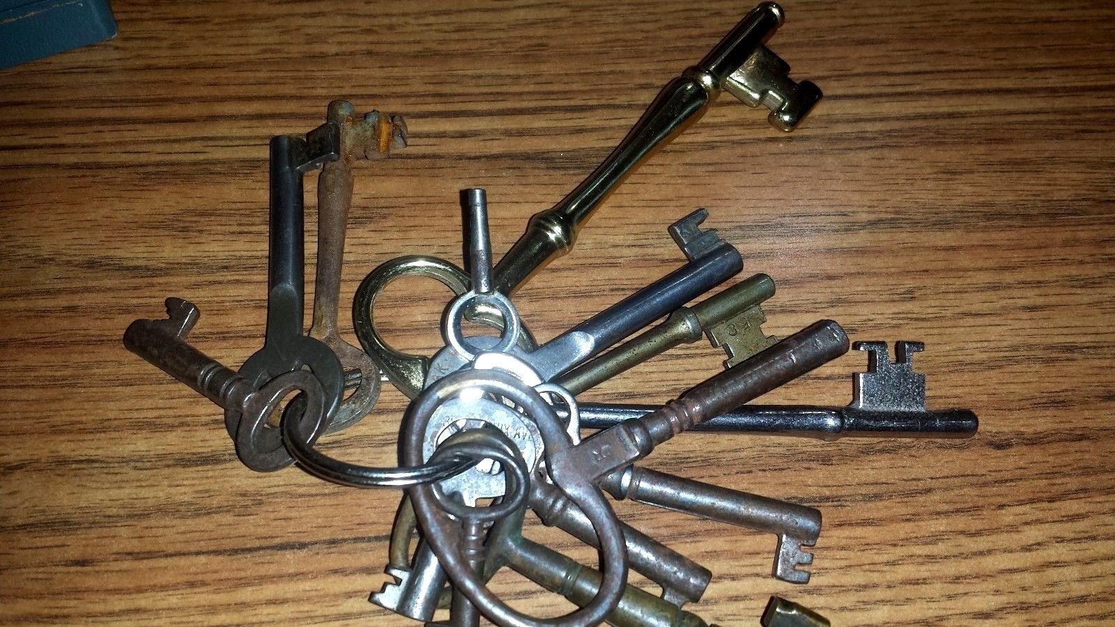 LOT OF  ANTIQUE AND VINTAGE KEYS