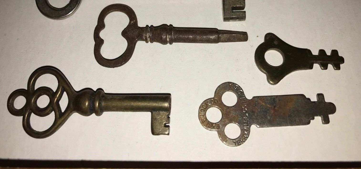 LOT OF 8 ANTIQUE SKELETON KEYS (FOR CLOCKS,FURNITURE, BARREL, CABINET, LOCKS)