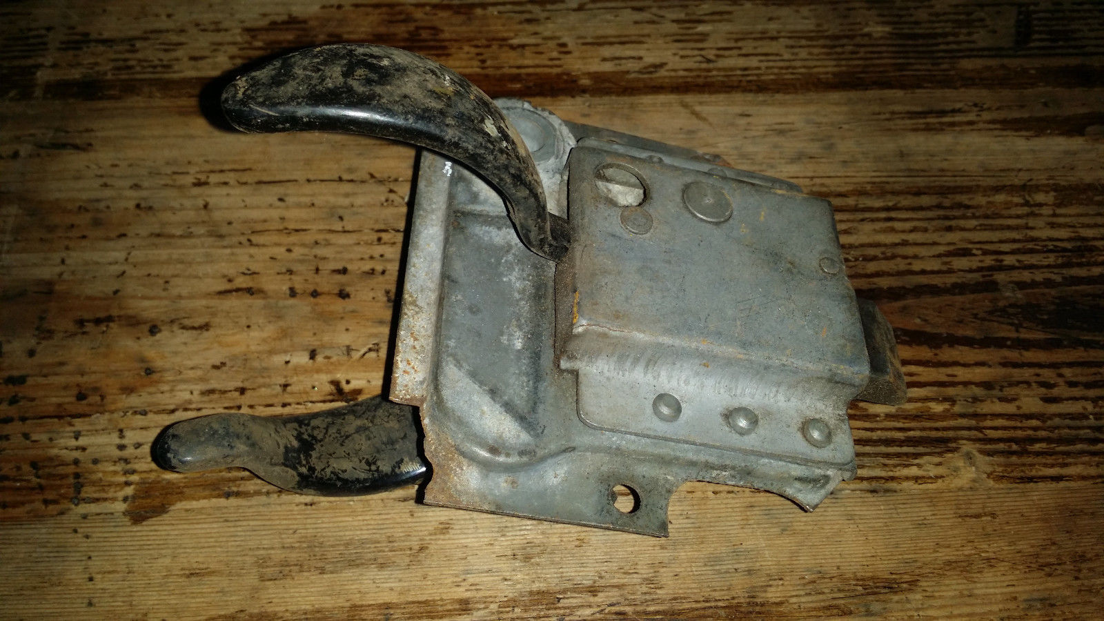 VINTAGE INDUSTRIAL DOOR LATCH