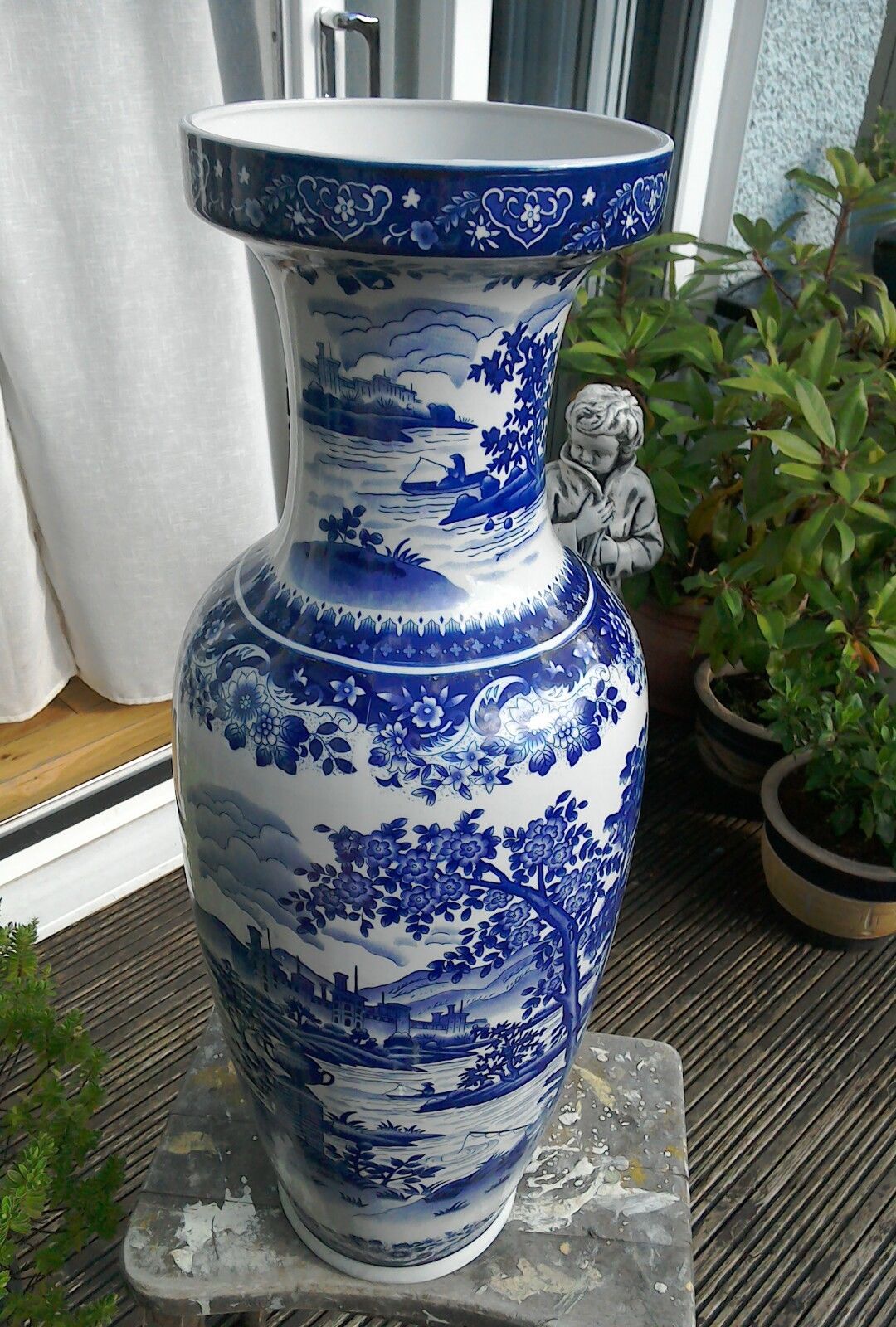 LARGE VINTAGE ORIENTAL CHINESE BLUE AND WHITE VASE