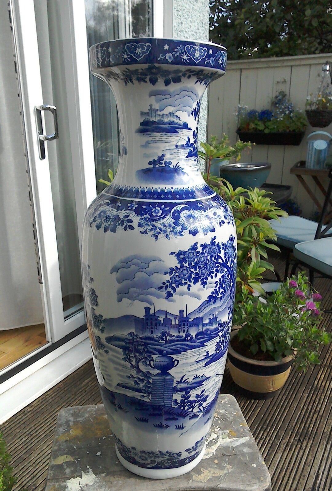 LARGE VINTAGE ORIENTAL CHINESE BLUE AND WHITE VASE