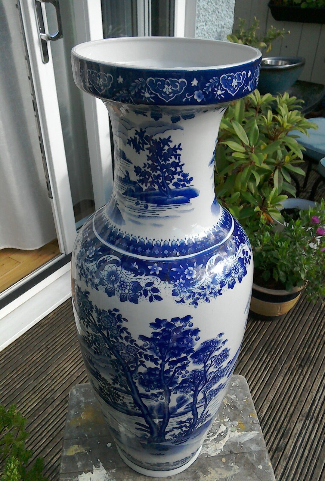 LARGE VINTAGE ORIENTAL CHINESE BLUE AND WHITE VASE