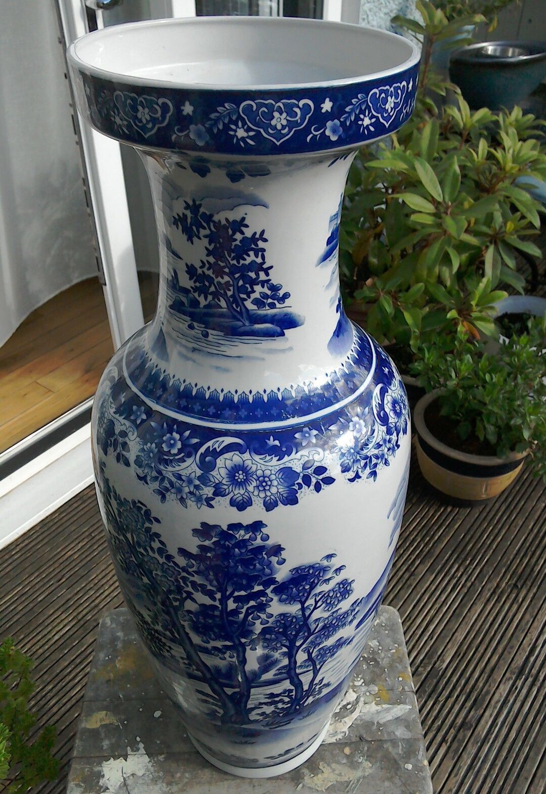 LARGE VINTAGE ORIENTAL CHINESE BLUE AND WHITE VASE