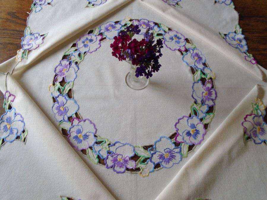 SUPERB VINTAGE HAND EMBROIDERED TABLECLOTH~PERFECT PRETTY PURPLE & MAUVE PANSIES