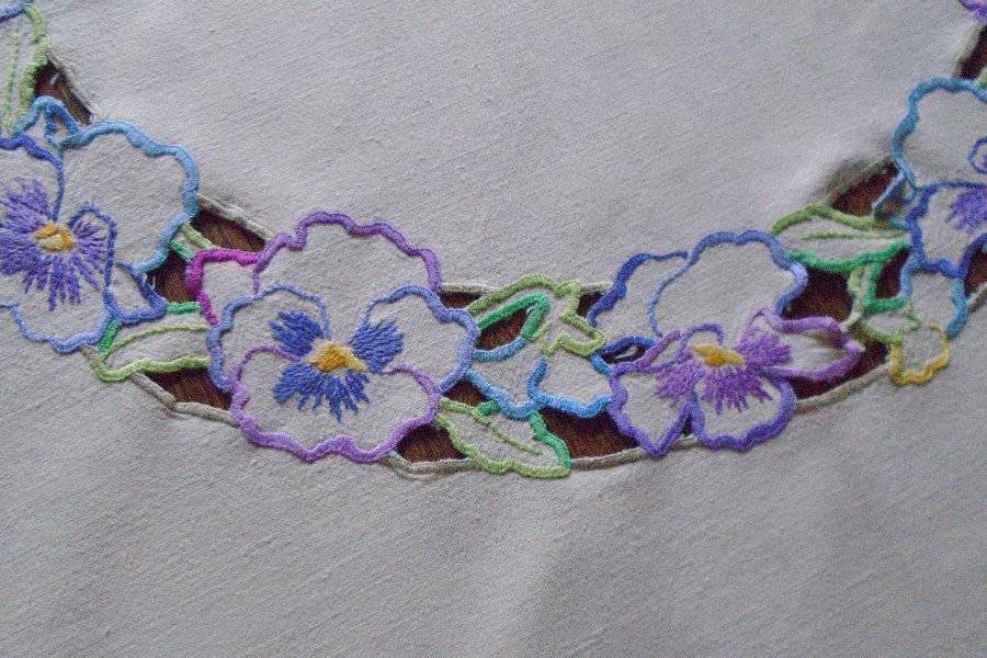 SUPERB VINTAGE HAND EMBROIDERED TABLECLOTH~PERFECT PRETTY PURPLE & MAUVE PANSIES