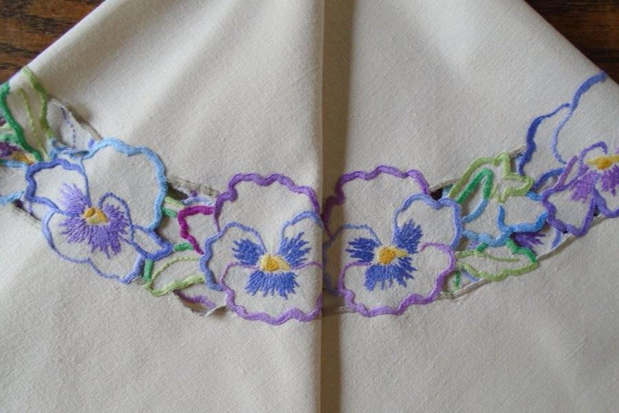 SUPERB VINTAGE HAND EMBROIDERED TABLECLOTH~PERFECT PRETTY PURPLE & MAUVE PANSIES