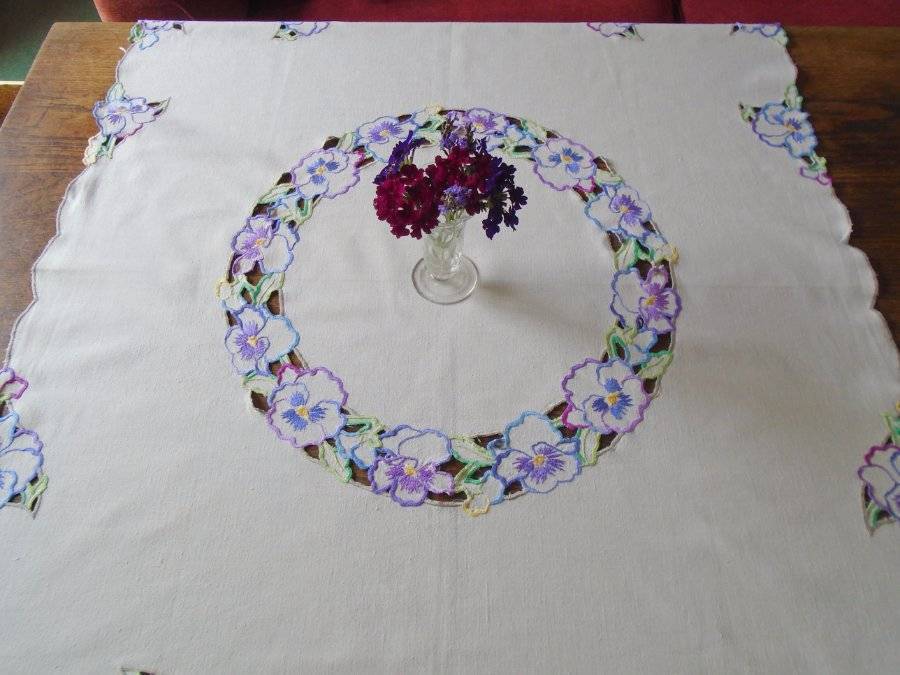 SUPERB VINTAGE HAND EMBROIDERED TABLECLOTH~PERFECT PRETTY PURPLE & MAUVE PANSIES