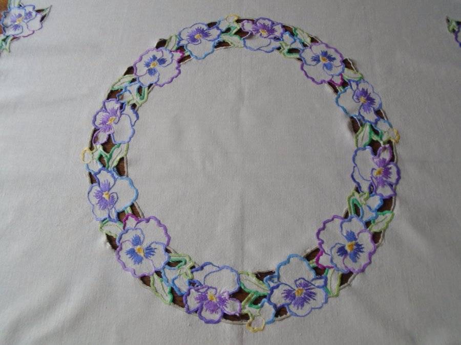 SUPERB VINTAGE HAND EMBROIDERED TABLECLOTH~PERFECT PRETTY PURPLE & MAUVE PANSIES