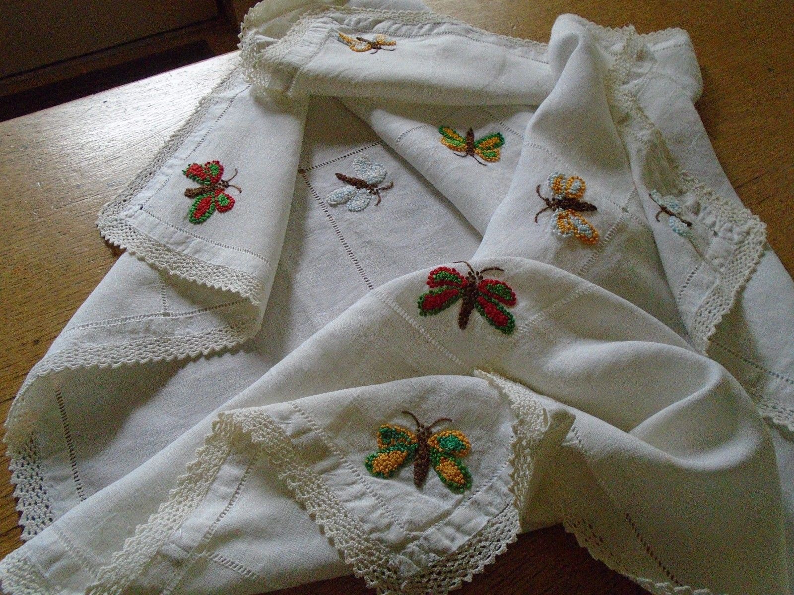 VINTAGE HAND EMBROIDERED IRISH LINEN TABLECLOTH - BUTTERFLIES - LACE TRIM