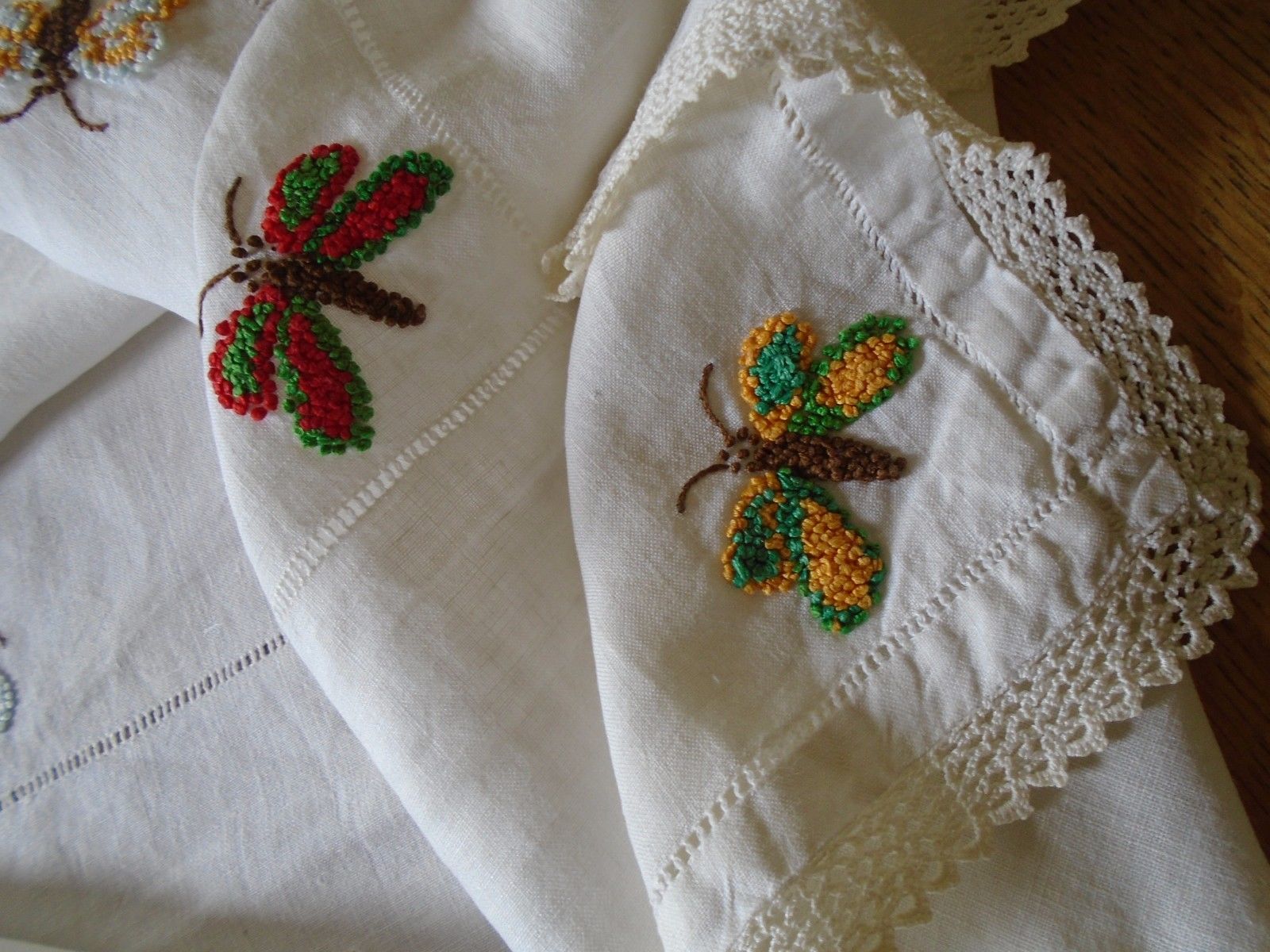 VINTAGE HAND EMBROIDERED IRISH LINEN TABLECLOTH - BUTTERFLIES - LACE TRIM