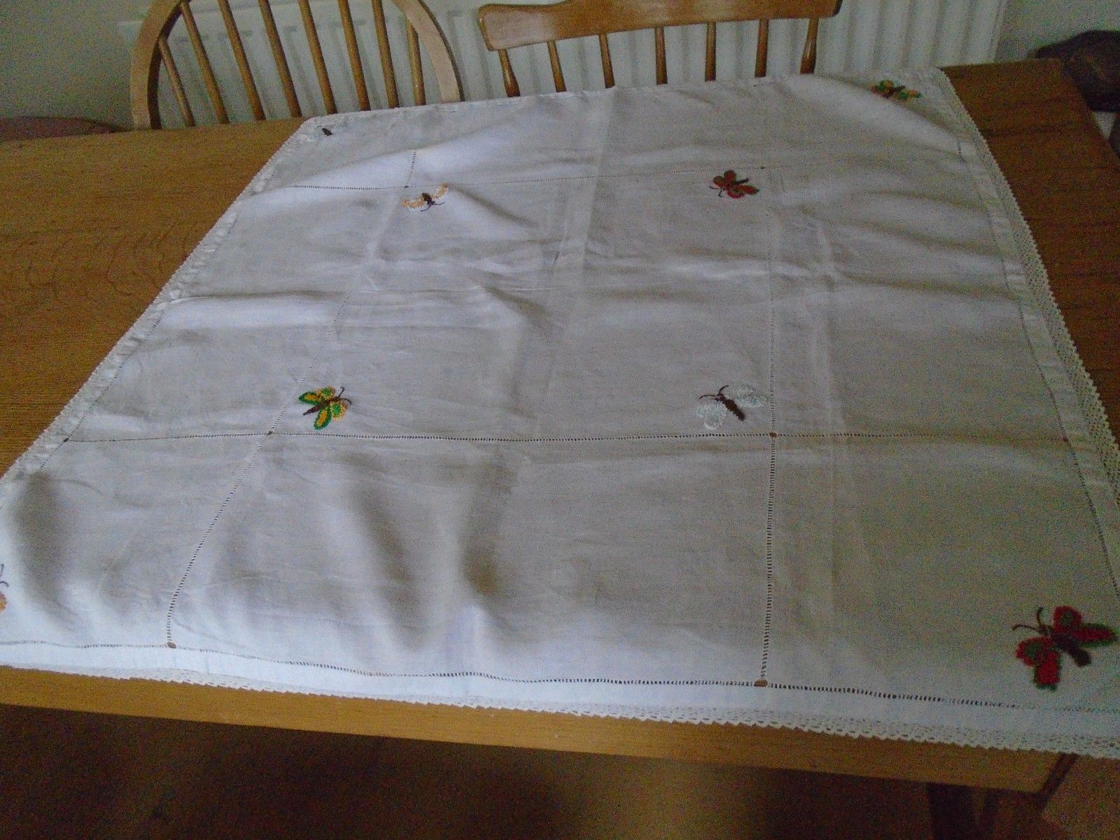 VINTAGE HAND EMBROIDERED IRISH LINEN TABLECLOTH - BUTTERFLIES - LACE TRIM