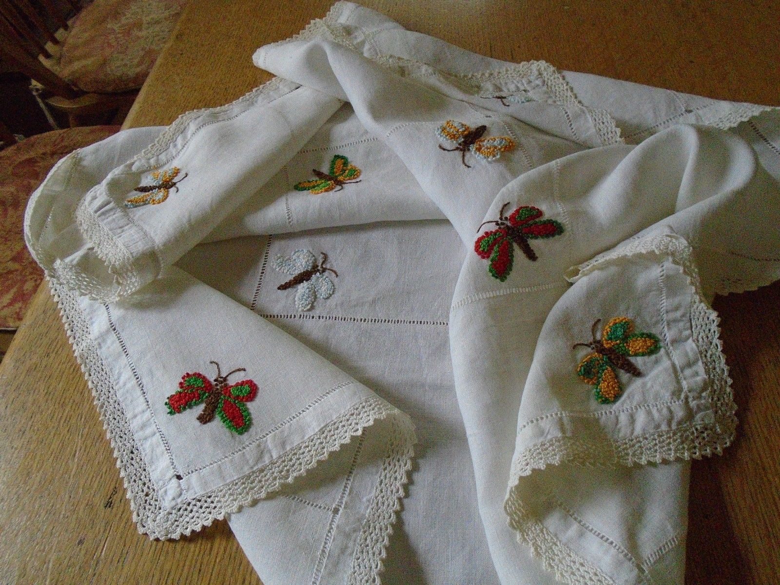 VINTAGE HAND EMBROIDERED IRISH LINEN TABLECLOTH - BUTTERFLIES - LACE TRIM