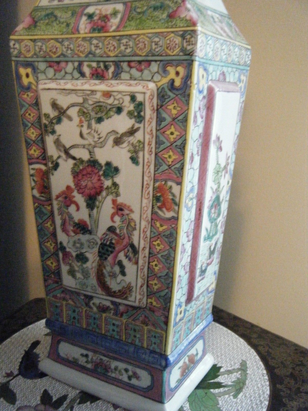 BEAUTIFUL CHINESE PORCELAIN VASE FAMILLY ROSE