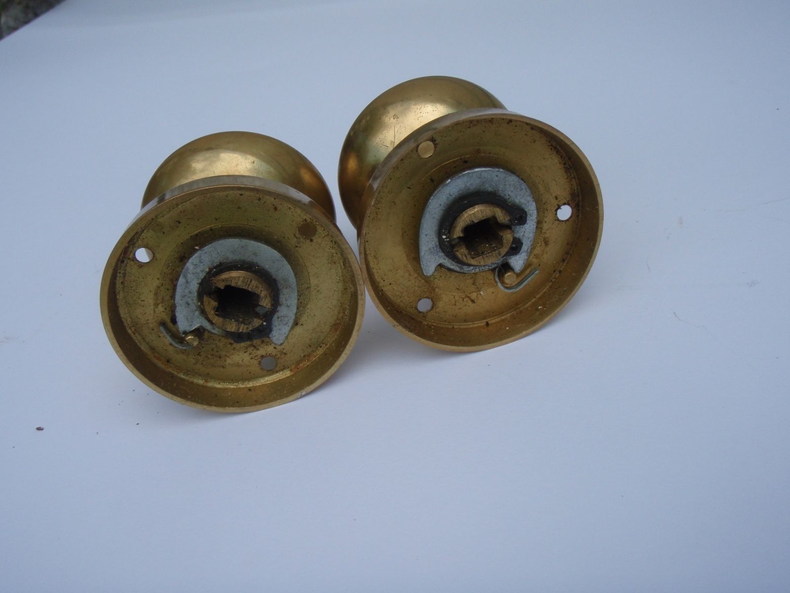 PAIR SPRUNG BRASS KNOBS