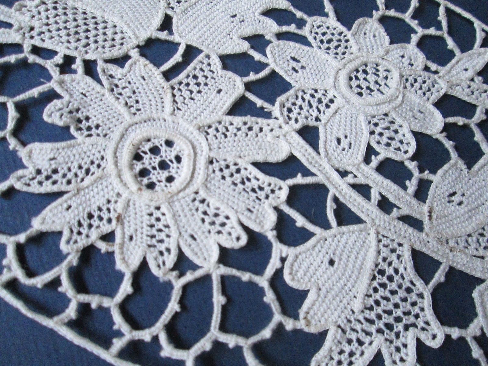 Antique Handmade oval needle  lace white cotton/Flowers/France