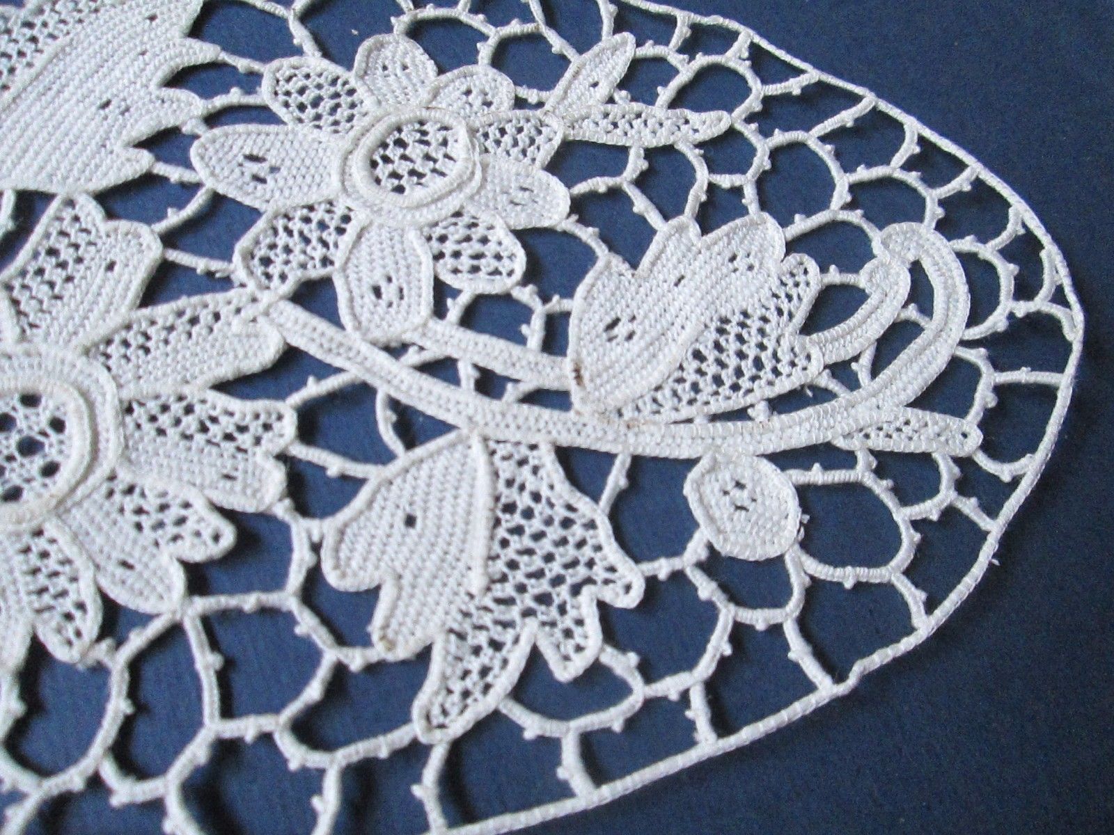 Antique Handmade oval needle  lace white cotton/Flowers/France