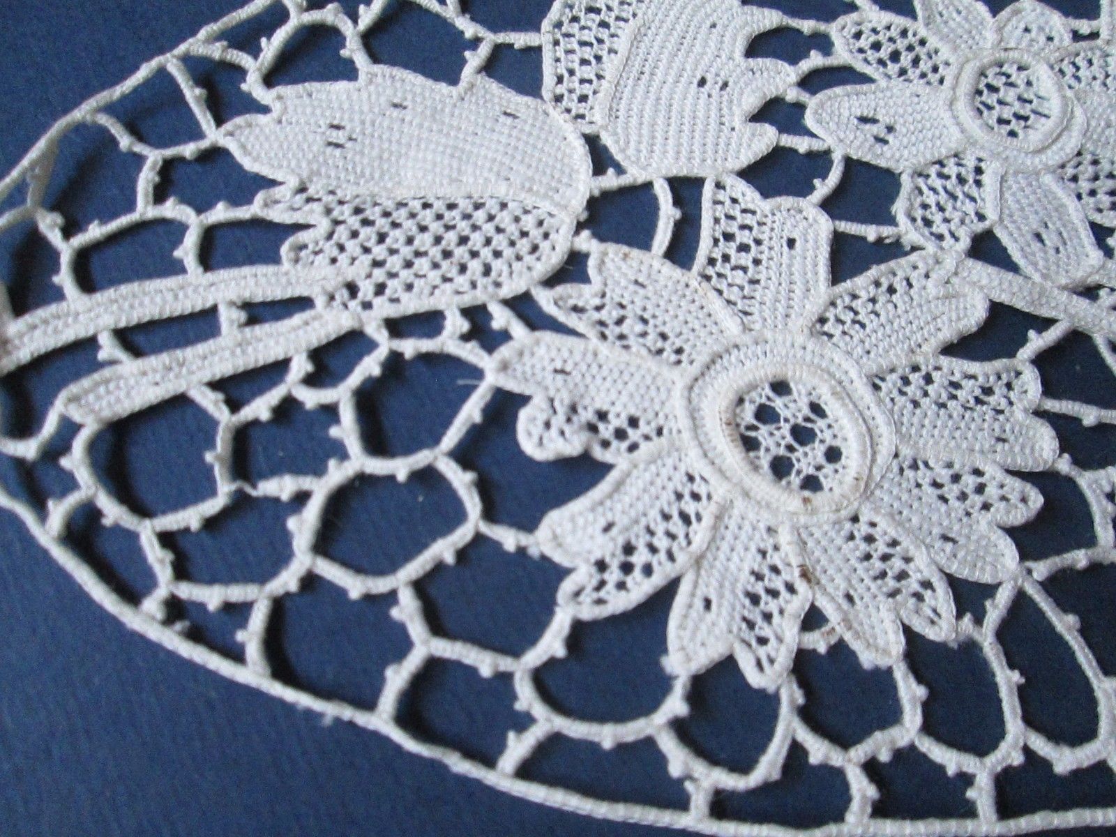 Antique Handmade oval needle  lace white cotton/Flowers/France