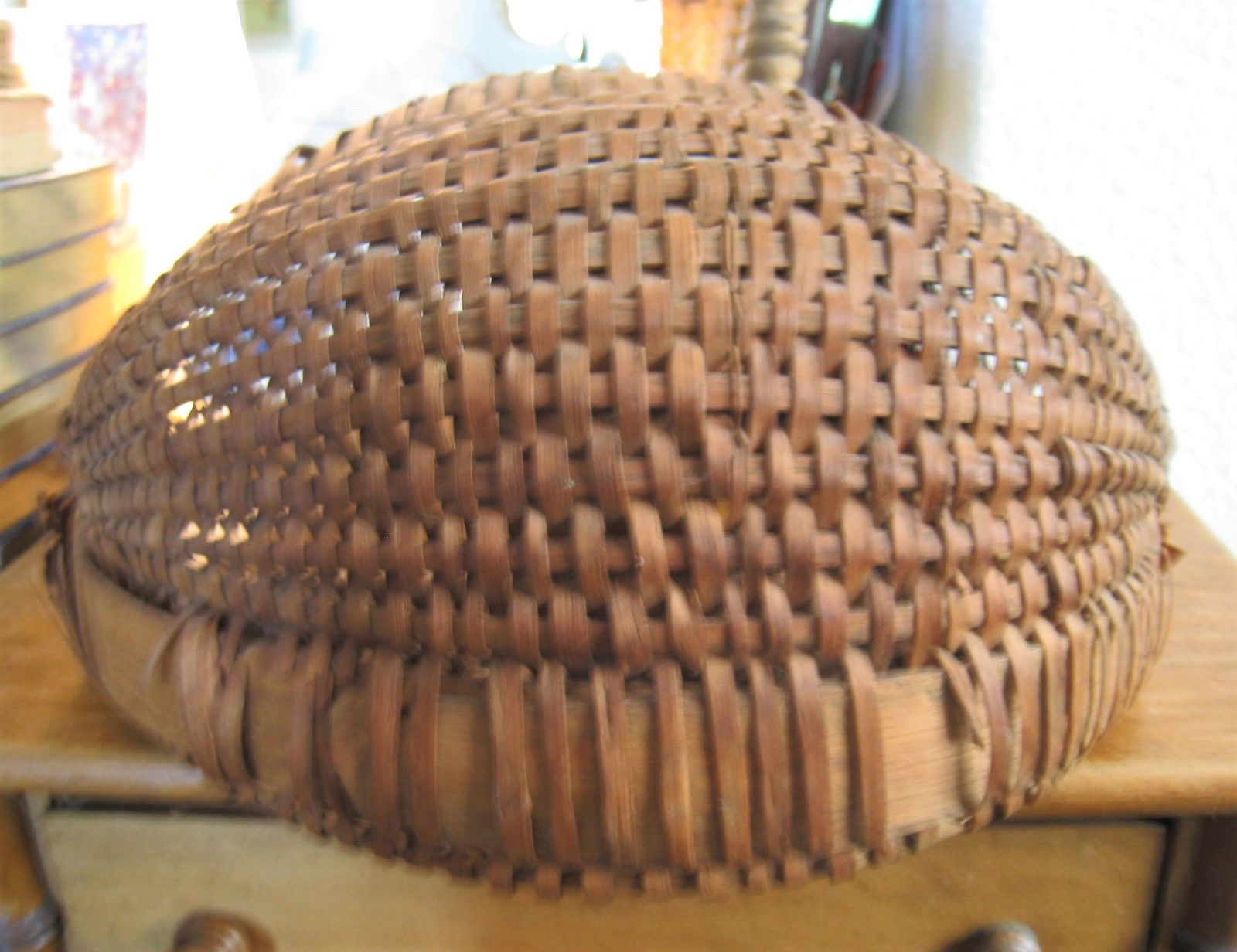 ANTIQUE ORIGINAL AMERICAN 19C HALF WALL HANGING OAK SPLINT BASKET