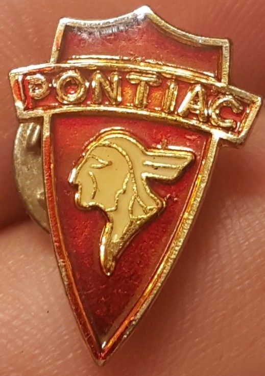 RARE VINTAGE PONTIAC INDIAN CHIEF RED ENAMELED AUTOMOBILE ADVERTISING PIN BACK