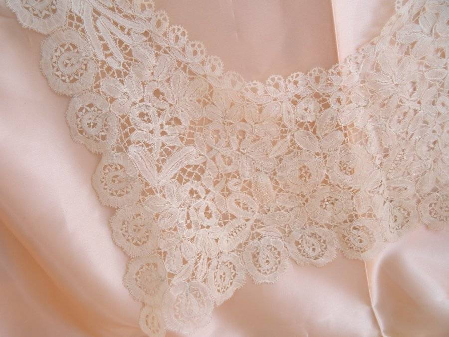 A Beautiful Antique Honiton Lace Collar/Dress Panel C.1900