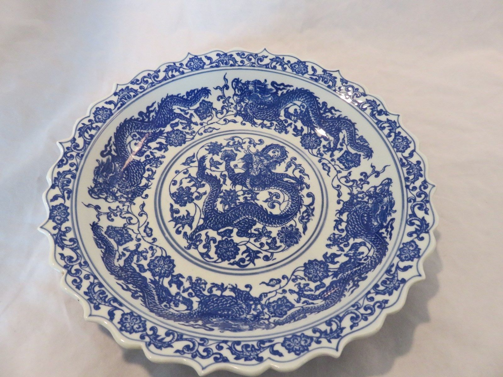 ANTIQUE CHINESE BLUE AND WHITE CHARGER PLATE