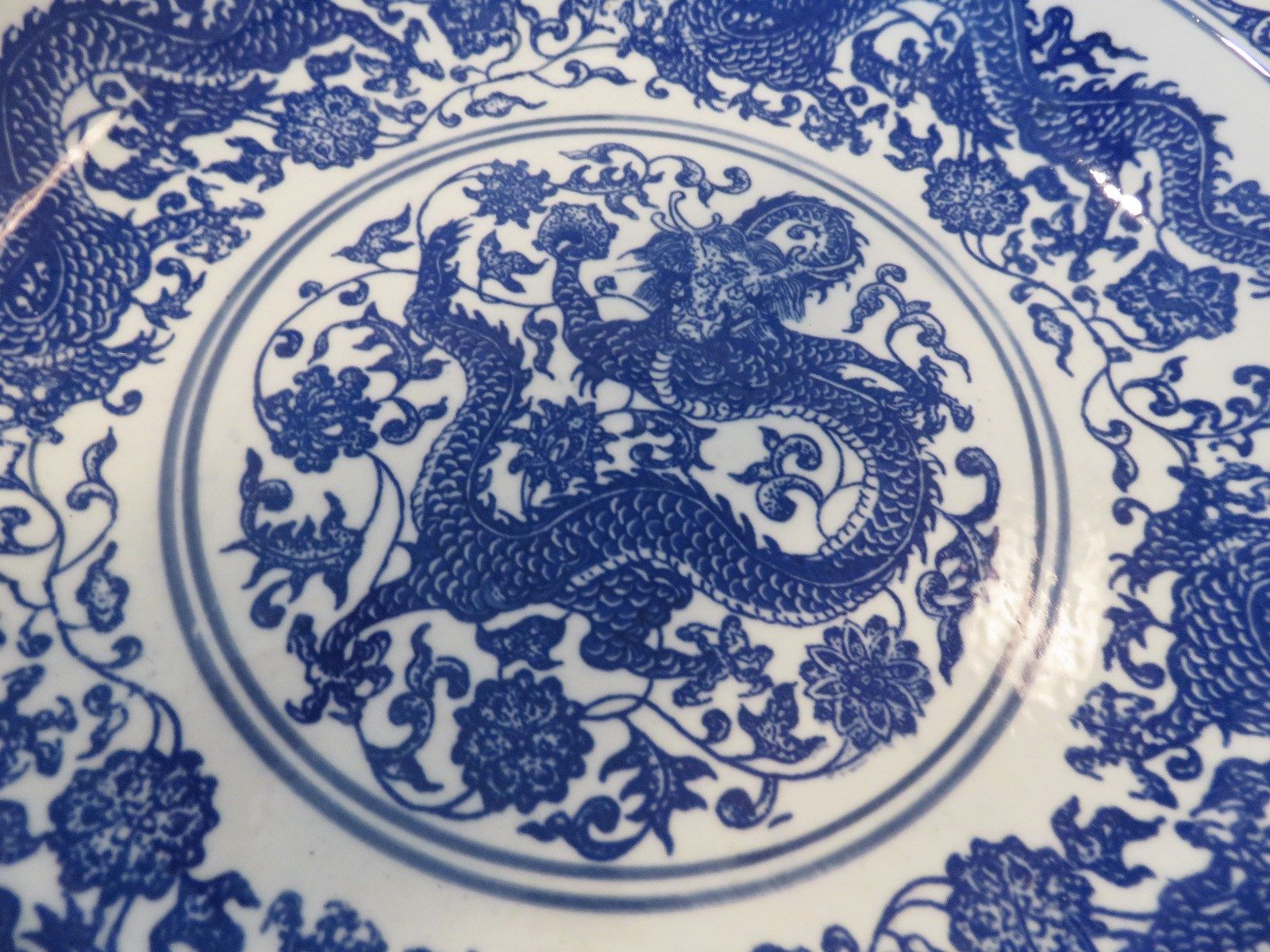 ANTIQUE CHINESE BLUE AND WHITE CHARGER PLATE