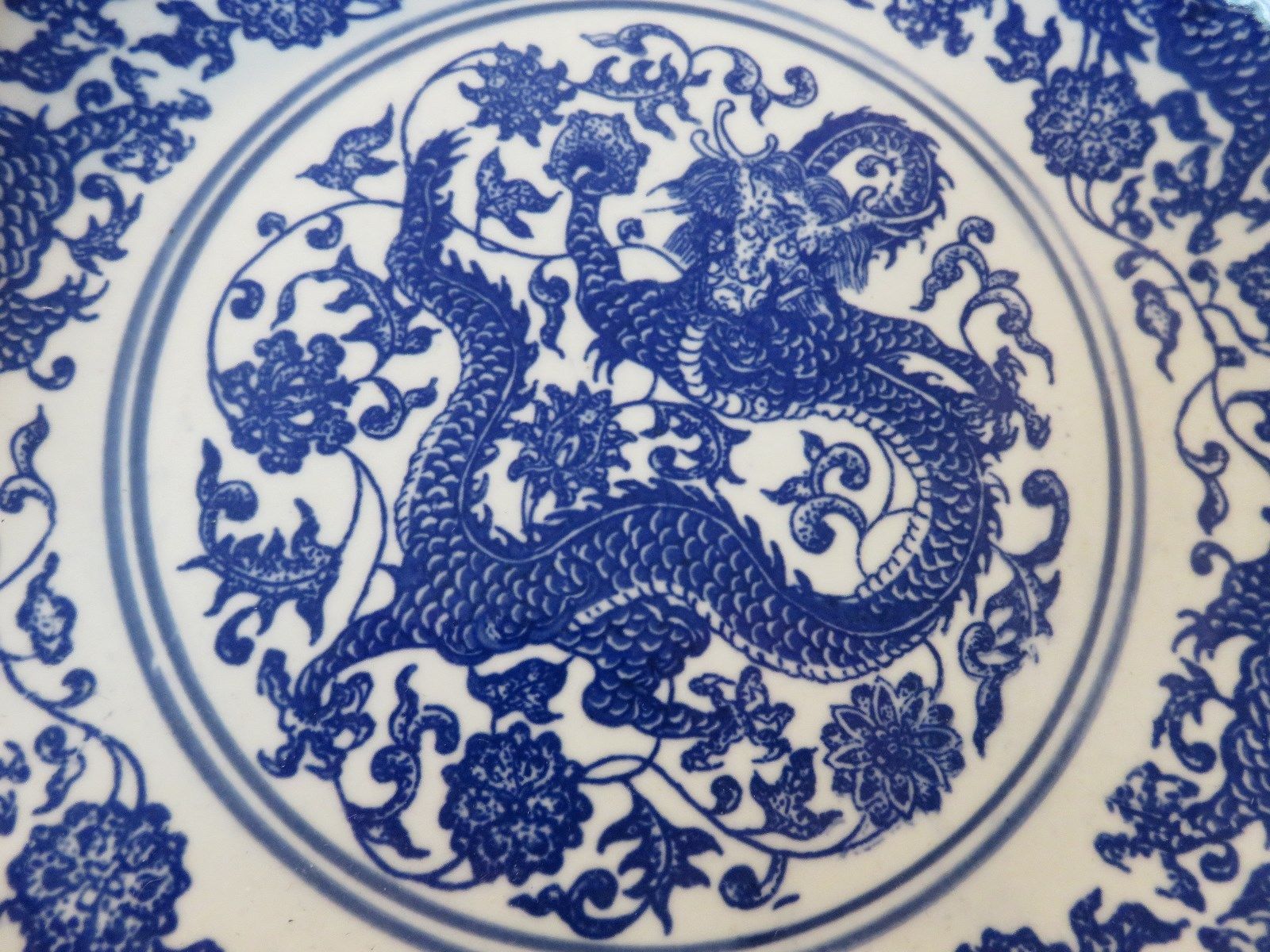 ANTIQUE CHINESE BLUE AND WHITE CHARGER PLATE