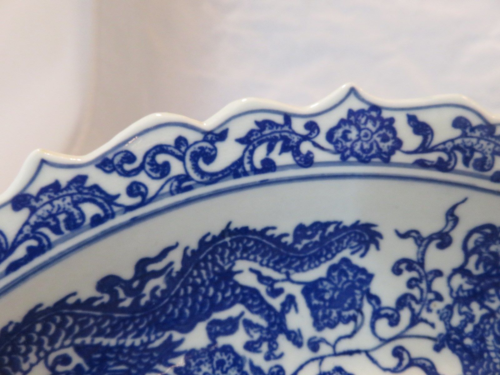 ANTIQUE CHINESE BLUE AND WHITE CHARGER PLATE