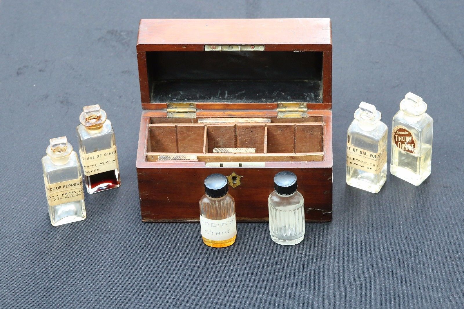 ANTIQUE MAHOGANY APOTHECARY BOX. LATE 19th CENTURY.