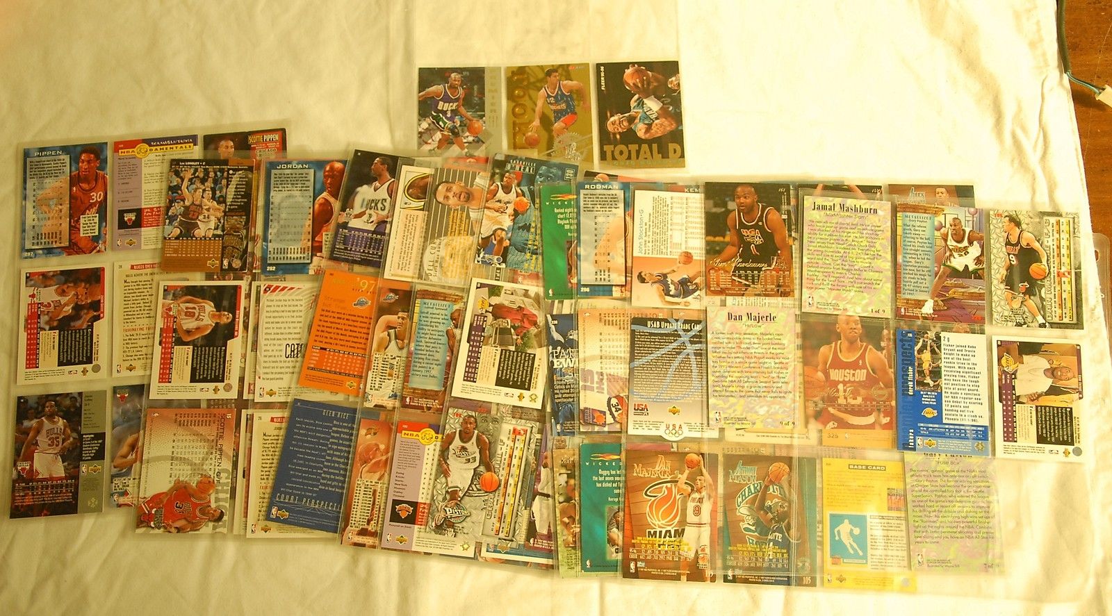 Lot of 106 Basketball NBA Cards 1994-1997 Fleer / NBA Hoops / Upper Deck Jordan