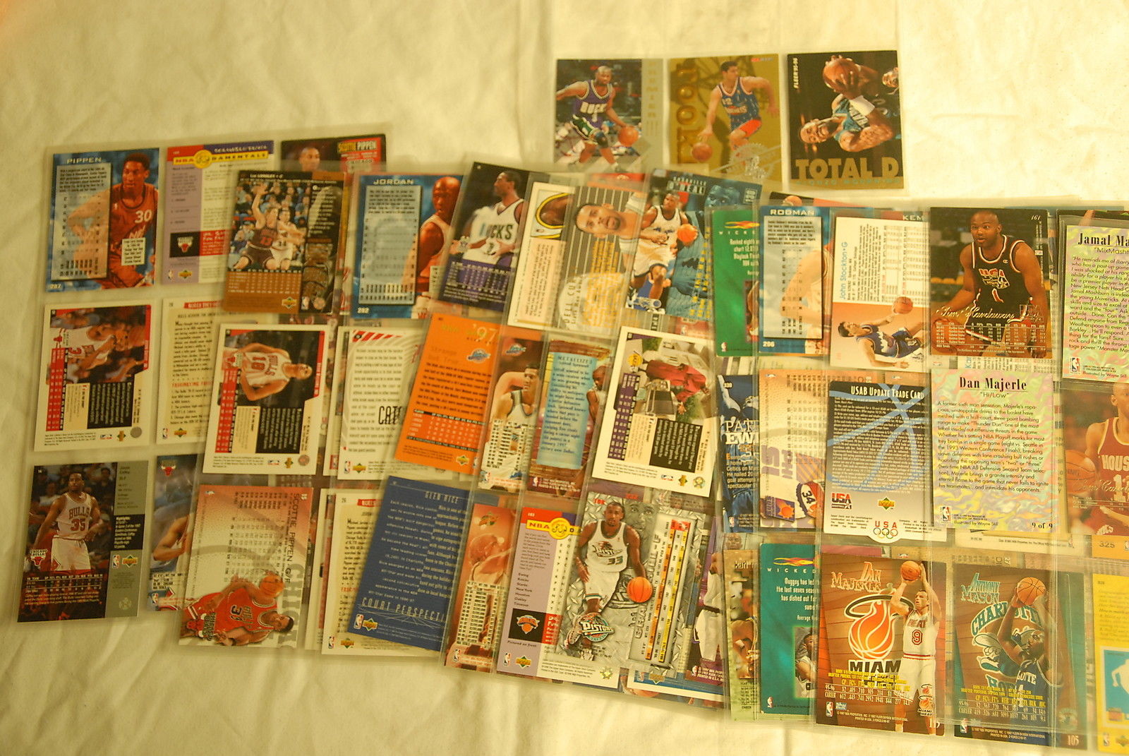 Lot of 106 Basketball NBA Cards 1994-1997 Fleer / NBA Hoops / Upper Deck Jordan