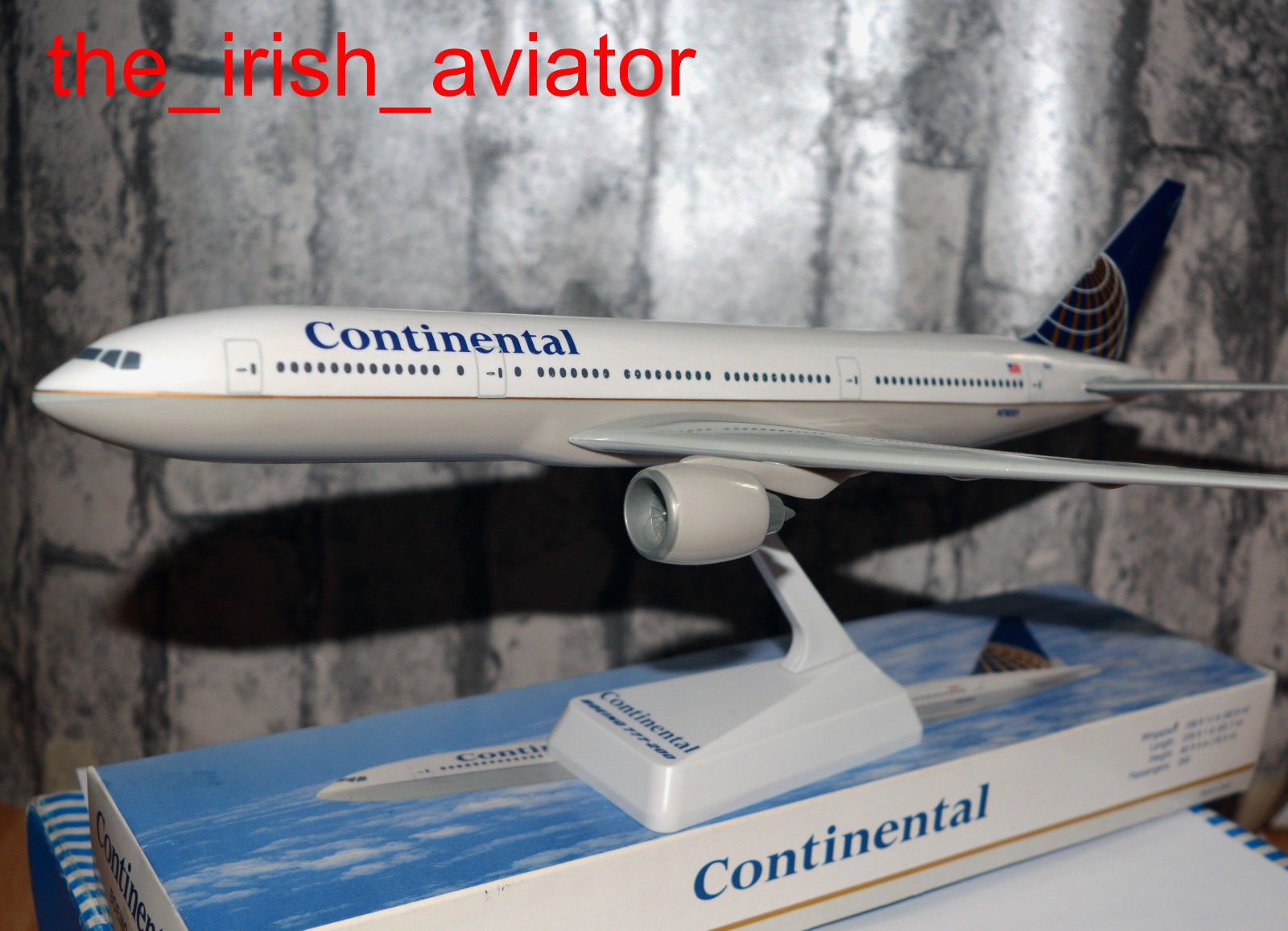 Vintage United/Continental B777-200 Large Snap Fit Model Aircraft 1:200 Scale