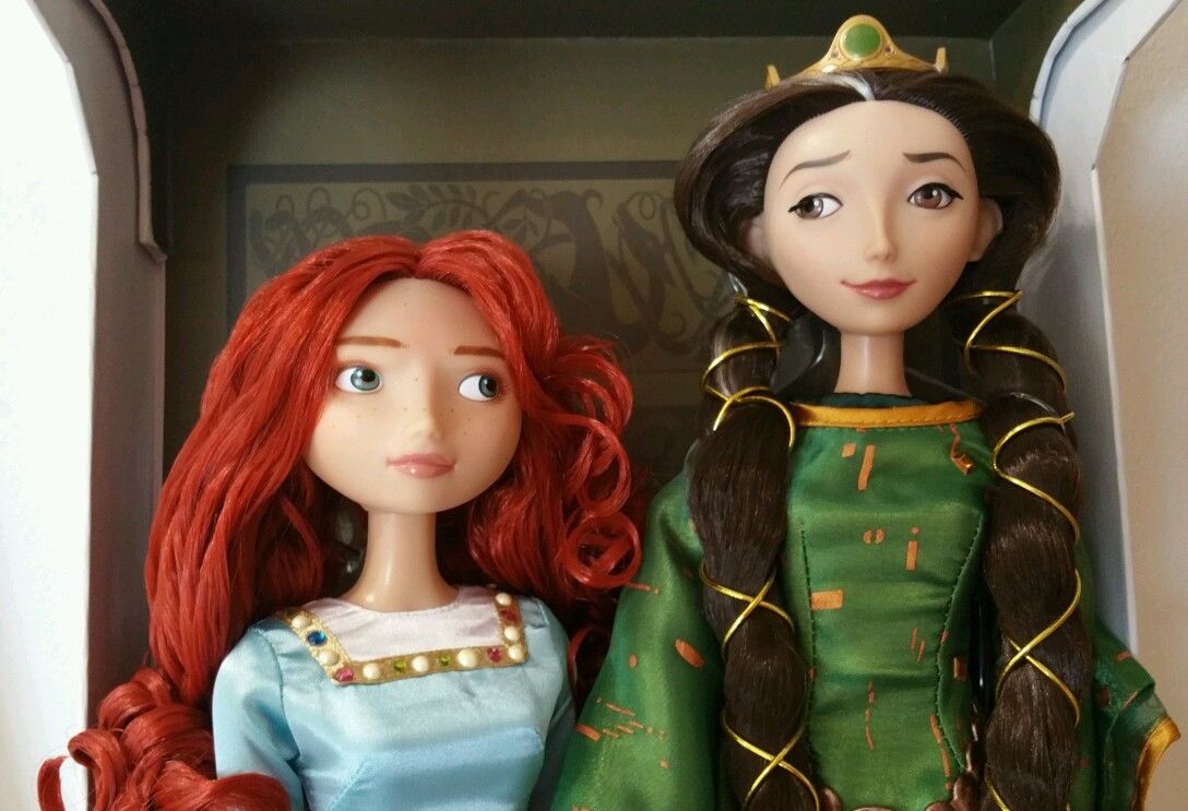 DISNEY BRAVE LIMITED EDITION MERIDA AND QUEEN ELINOR DOLL SET-NEW