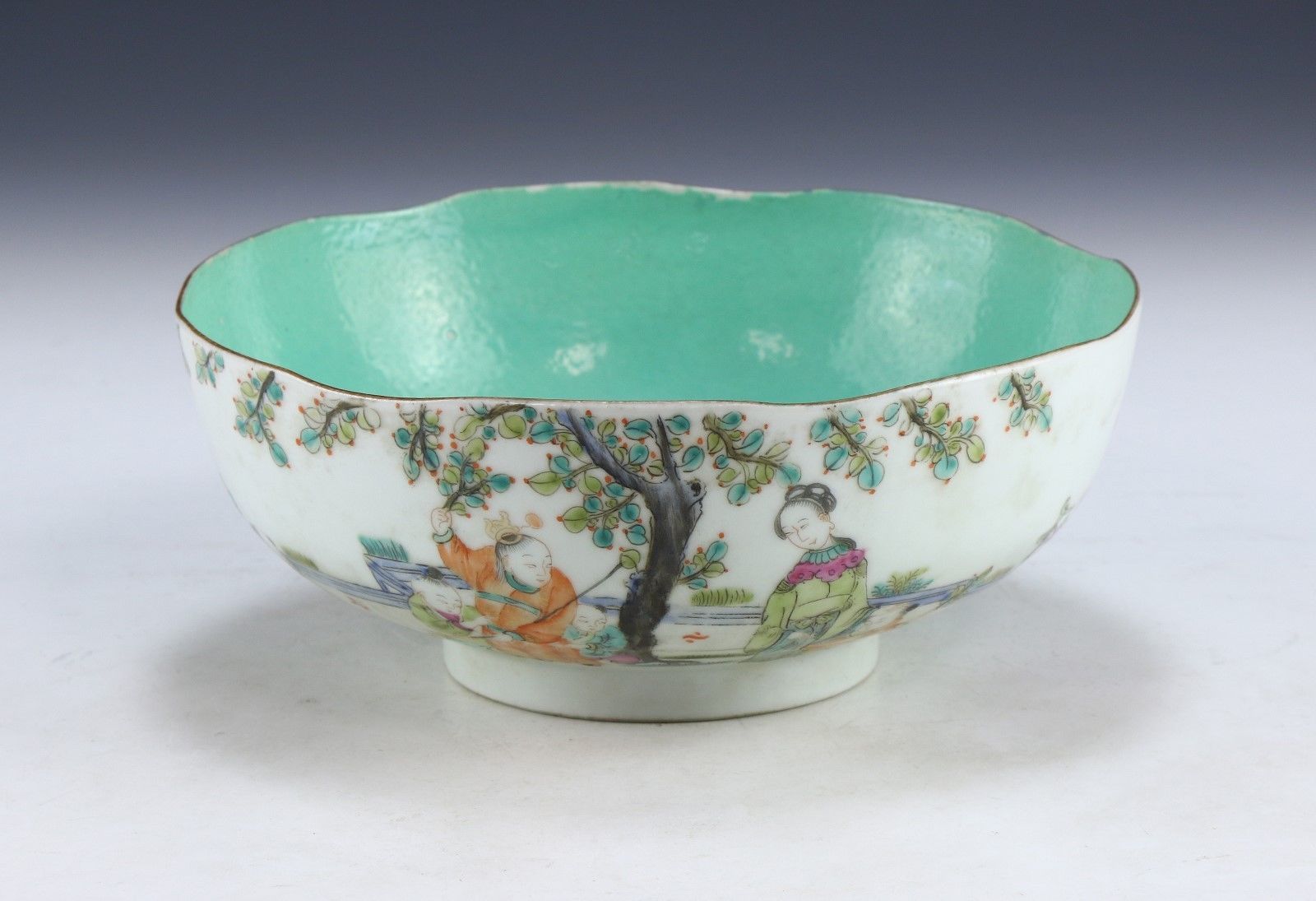 A CHINESE ANTIQUE FAMILLE ROSE PORCELAIN BOWL