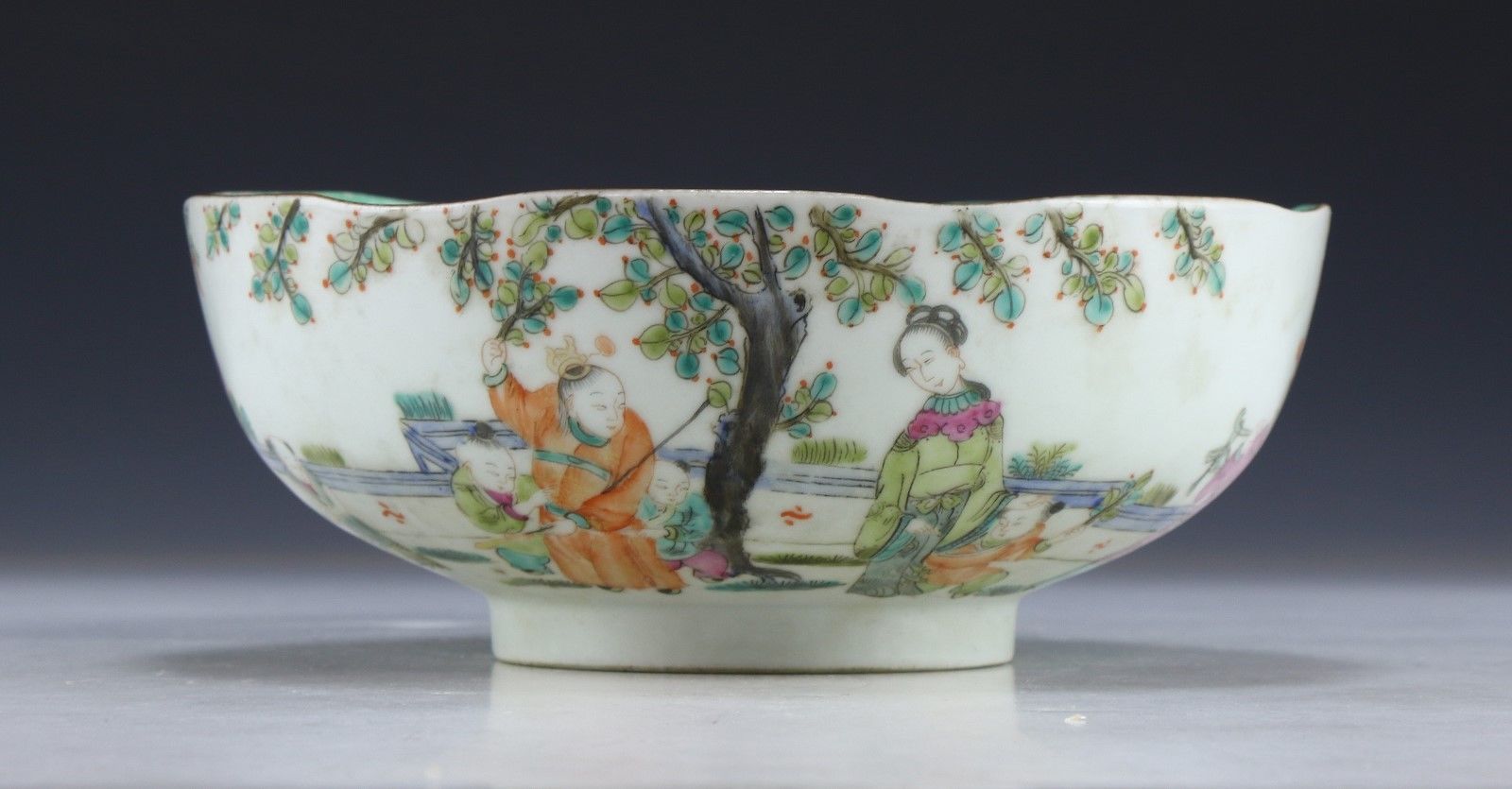 A CHINESE ANTIQUE FAMILLE ROSE PORCELAIN BOWL