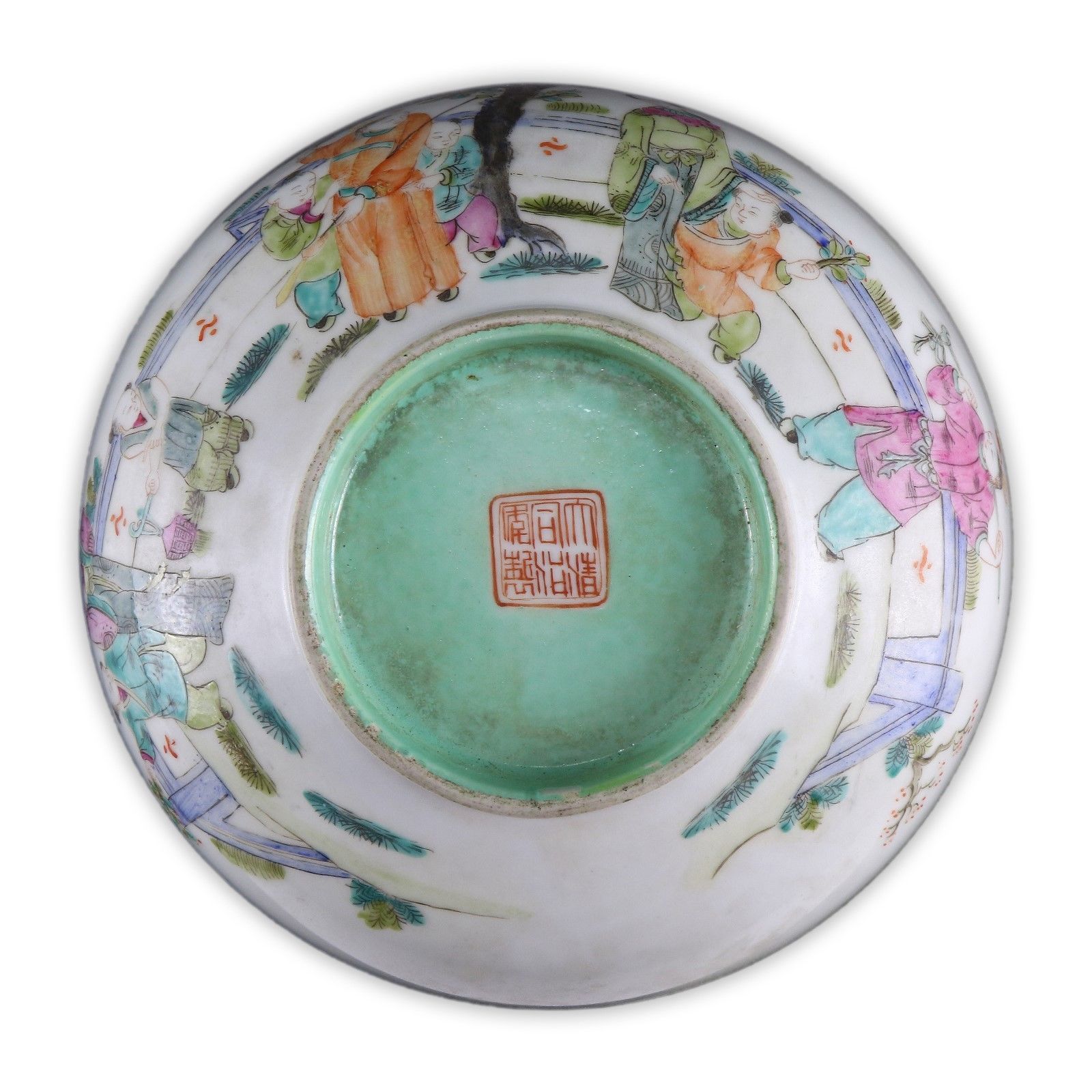 A CHINESE ANTIQUE FAMILLE ROSE PORCELAIN BOWL