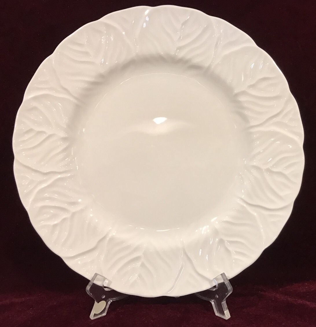 Set of 4 ~ WEDGWOOD COUNTRYWARE 10-3/4" DINNER PLATES ~ BONE CHINA WHITE LEAVES