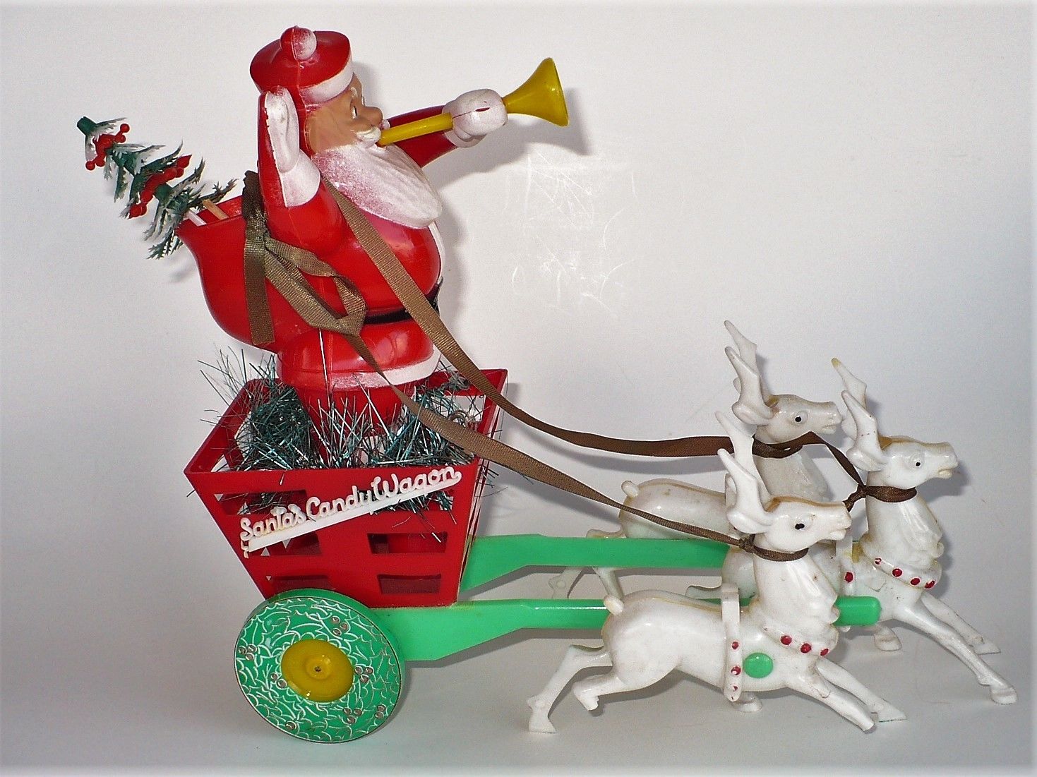 VINTAGE CHRISTMAS ROSBRO SANTA'S CANDY WAGON WITH 3 REINDEER FIGURINE