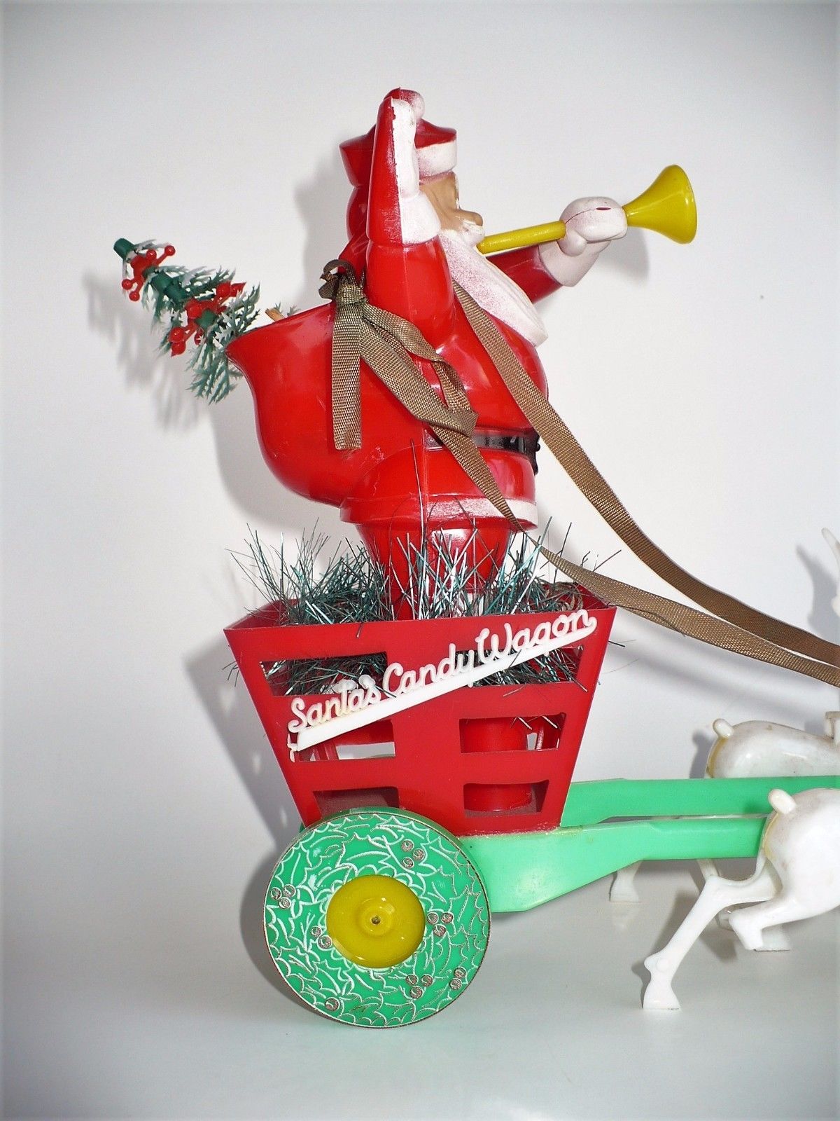 VINTAGE CHRISTMAS ROSBRO SANTA'S CANDY WAGON WITH 3 REINDEER FIGURINE