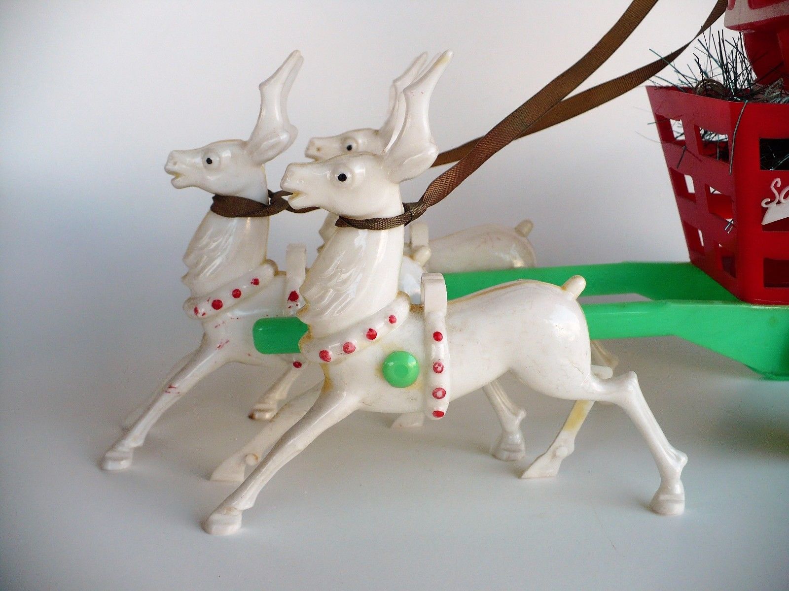 VINTAGE CHRISTMAS ROSBRO SANTA'S CANDY WAGON WITH 3 REINDEER FIGURINE