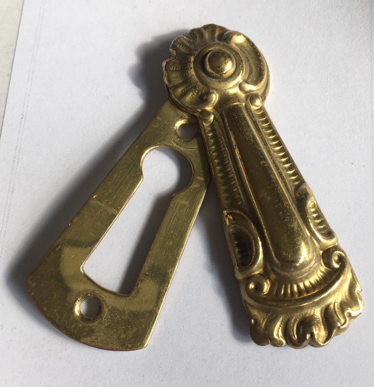 ANTIQUE VICTORIAN BRASS DOOR ESCUTCHEON, KEY HOLE LOCK COVER.