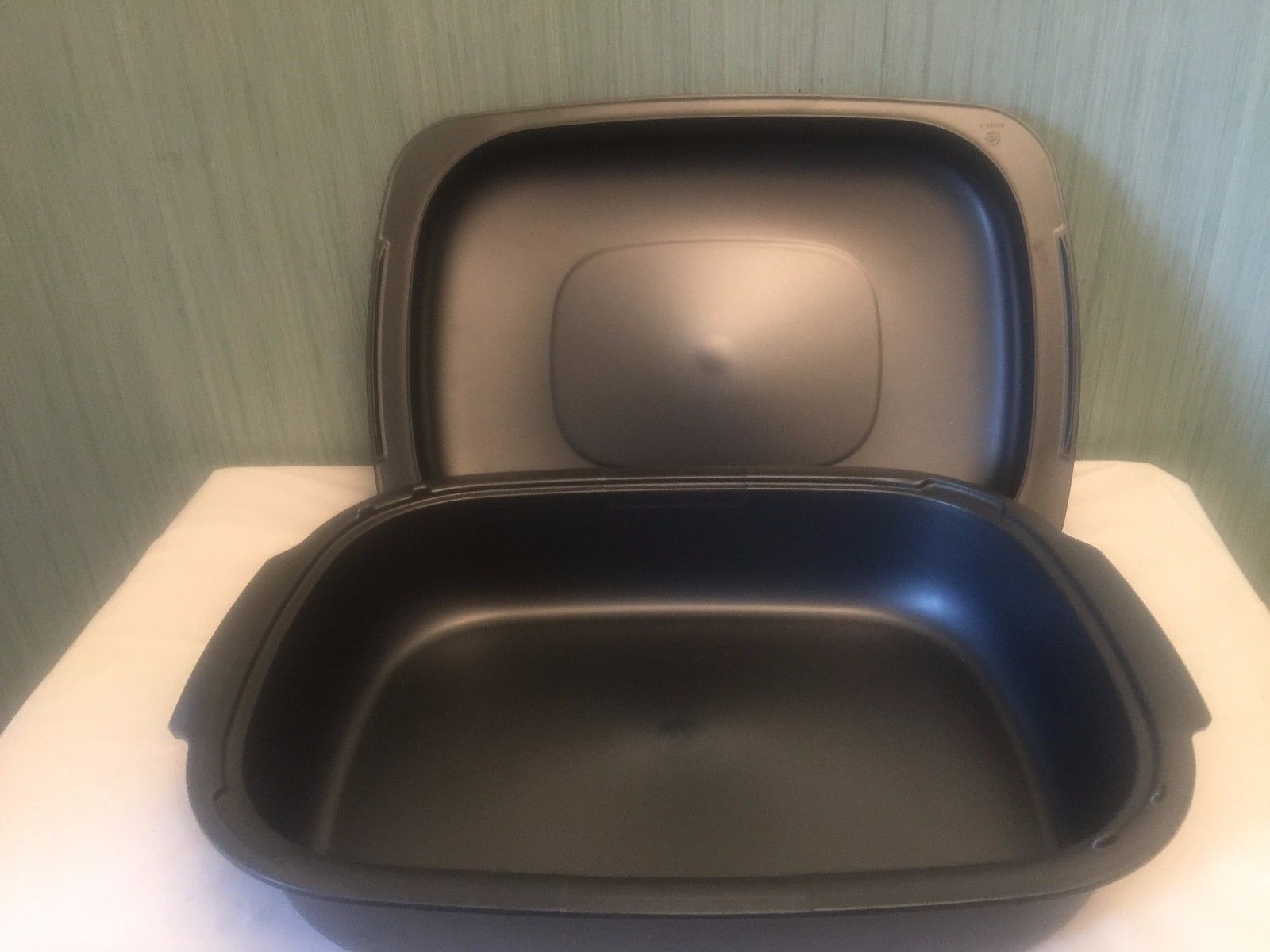 NEW TUPPERWARE 6 QT ULTRA PRO OVENWARE DOUBLE LASAGNA ROASTER 12 X 9 BY 4 1/2" .