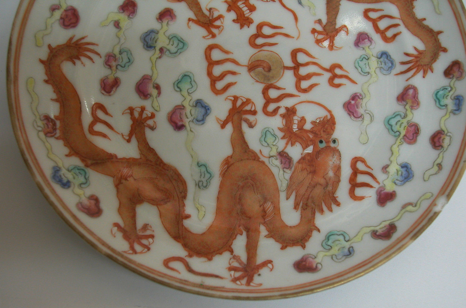 A RARE FINE ANTIQUE CHINESE  PORCELAIN PLATE DECORATED WITH DRAGONS