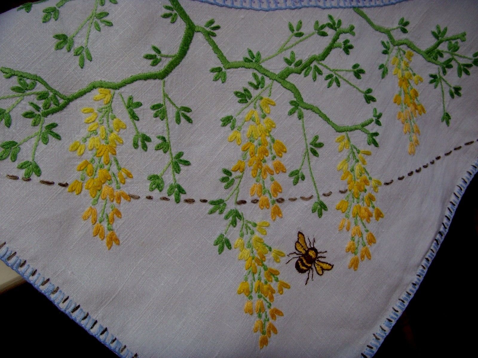 BEAUTIFUL VINTAGE LINEN HAND EMBROIDERED TABLECLOTH CIRCLE OF WISTERIA & BEES