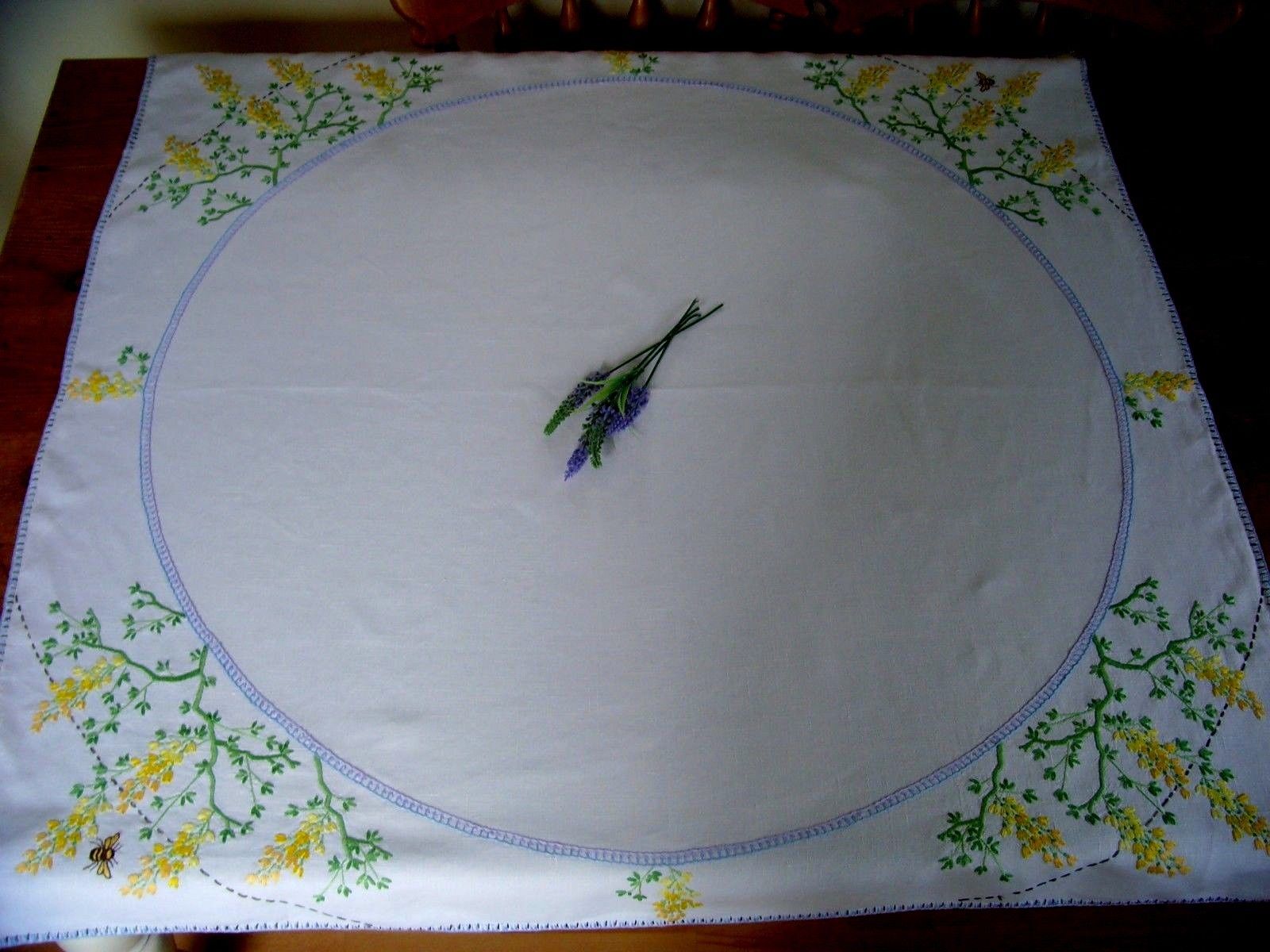 BEAUTIFUL VINTAGE LINEN HAND EMBROIDERED TABLECLOTH CIRCLE OF WISTERIA & BEES